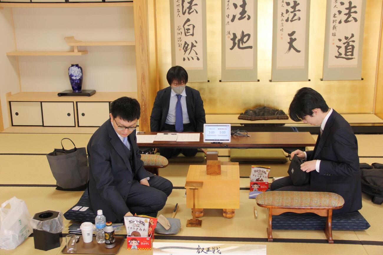 叡王戦準決勝に臨んだ藤井聡太6冠（右）永瀬拓矢九段（日本将棋連盟提供）