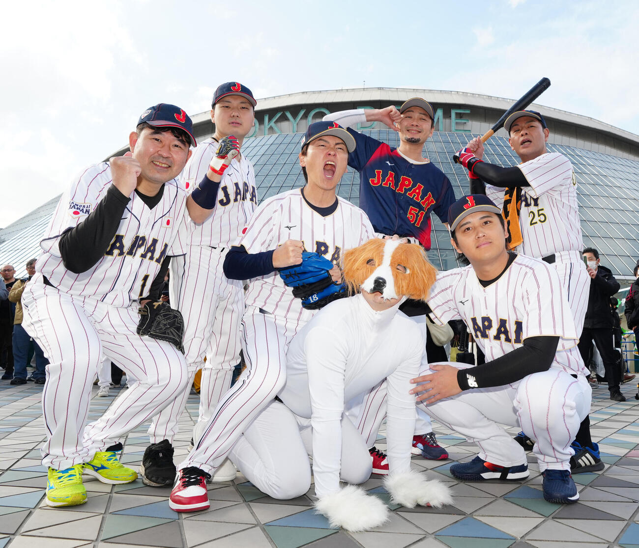 台湾対日本　試合前、東京ドーム外周で写真に納まる「ものまねJAPAN」のメンバー（撮影・江口和貴）