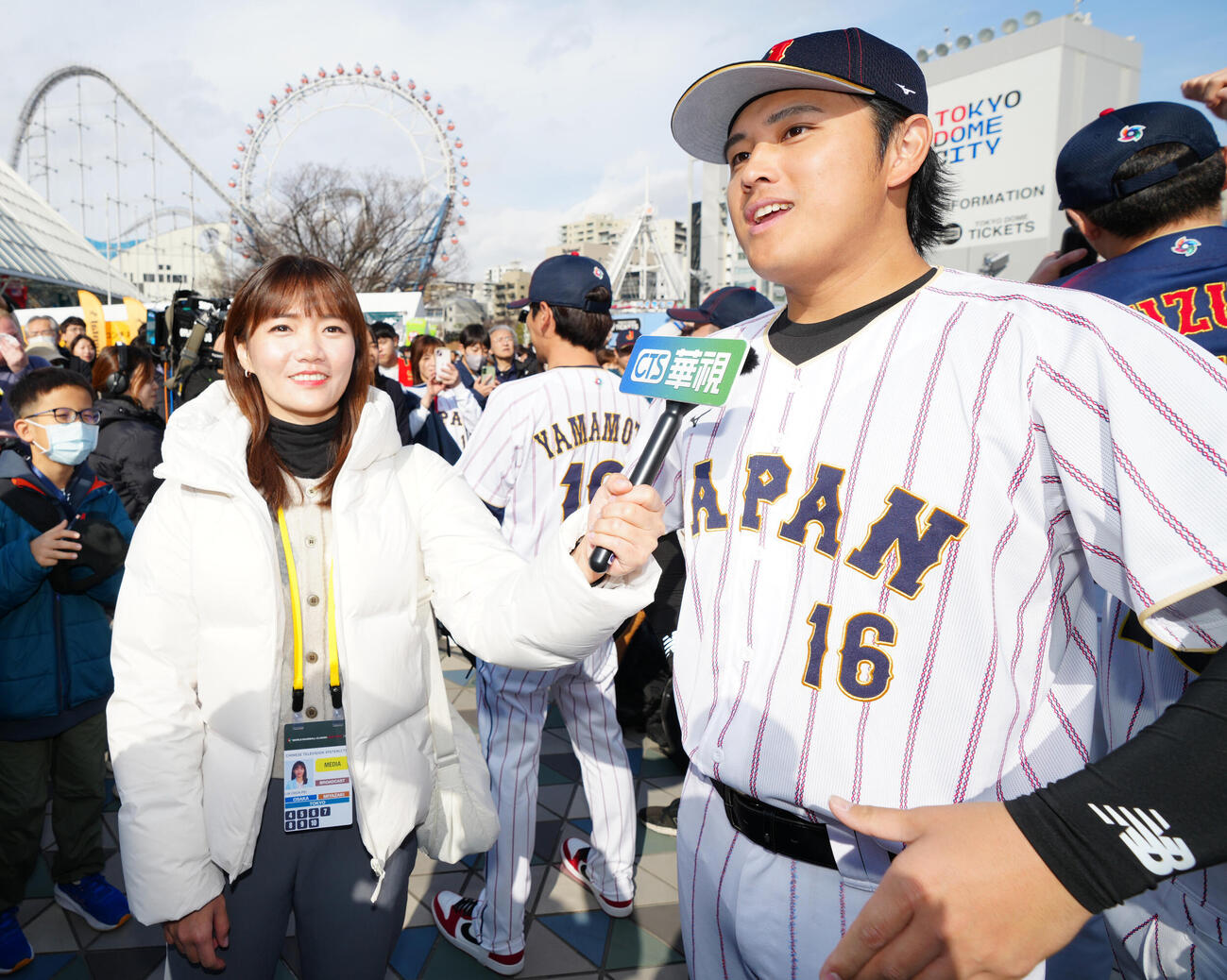 台湾対日本　試合前、東京ドーム外周で台湾メディアからの取材を受ける大谷似翔平（右）（撮影・江口和貴）