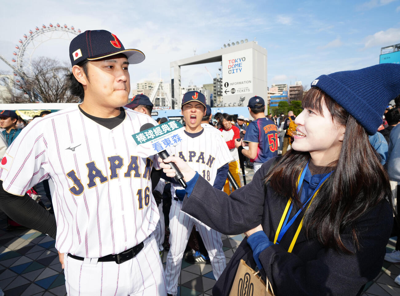 台湾対日本　試合前、東京ドーム外周で台湾メディアからの取材を受ける大谷似翔平（左）（撮影・江口和貴）