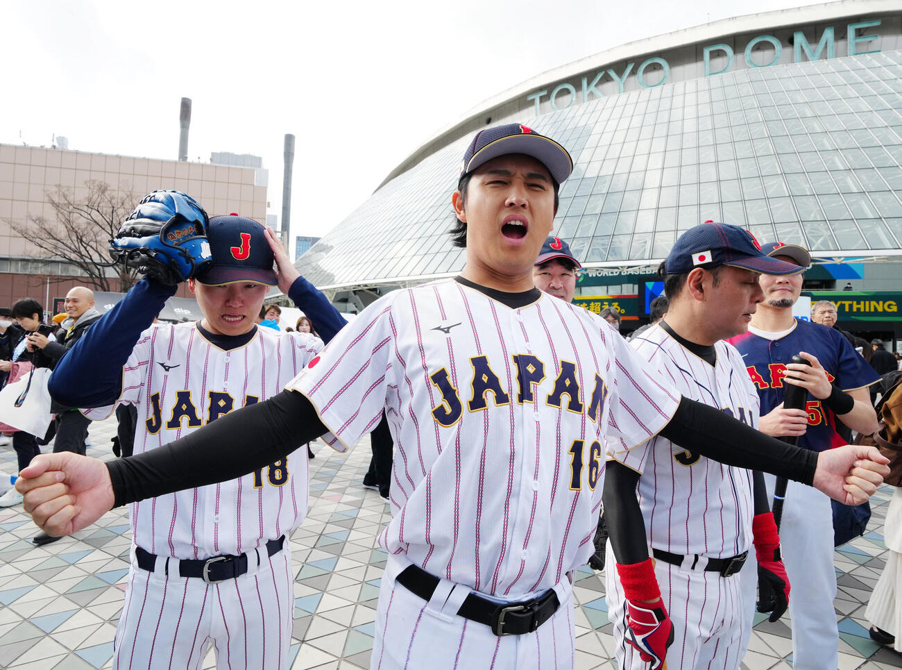 台湾対日本　試合前、東京ドーム外周でポーズを決める大谷似翔平（中央）（撮影・江口和貴）