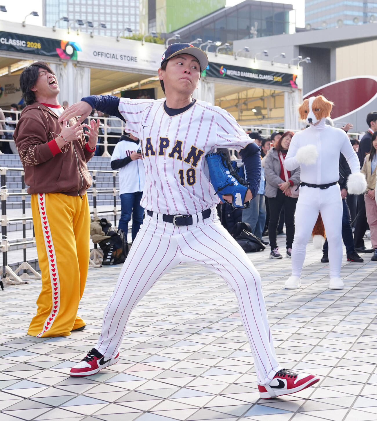 台湾対日本　試合前、東京ドーム外周でものまねする山本申伸（中央）。左はB’z稲葉浩志の歌まねをするNASUMI、右は「デコピン」に扮（ふん）するピークゆくた！（撮影・江口和貴）