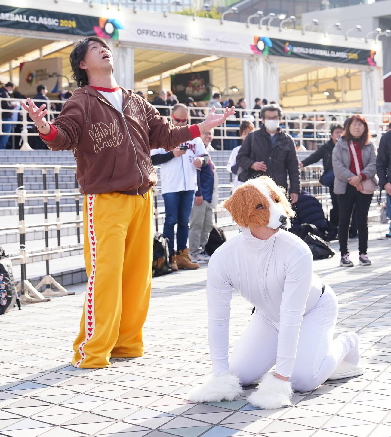台湾対日本　試合前、東京ドーム外周に登場したB’z稲葉浩志の歌まねをするNASUMI（左）と「デコピン」に扮（ふん）するピークゆくた！（撮影・江口和貴）