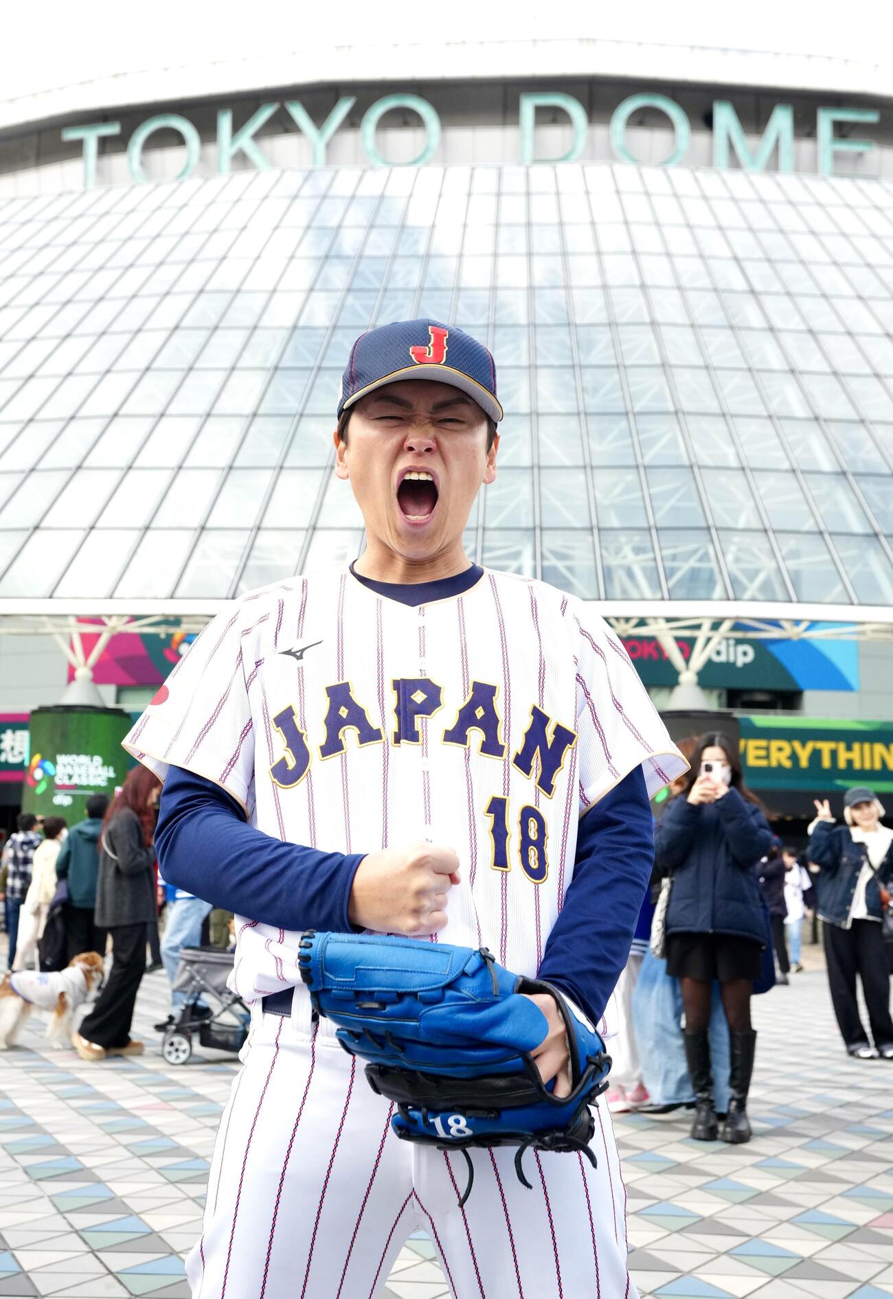 東京ドームを背に気合いを入れる侍ジャパンのドジャース山本由伸をマネる「ちょいまねJAPAN」の山本申伸＝2026年3月6日
