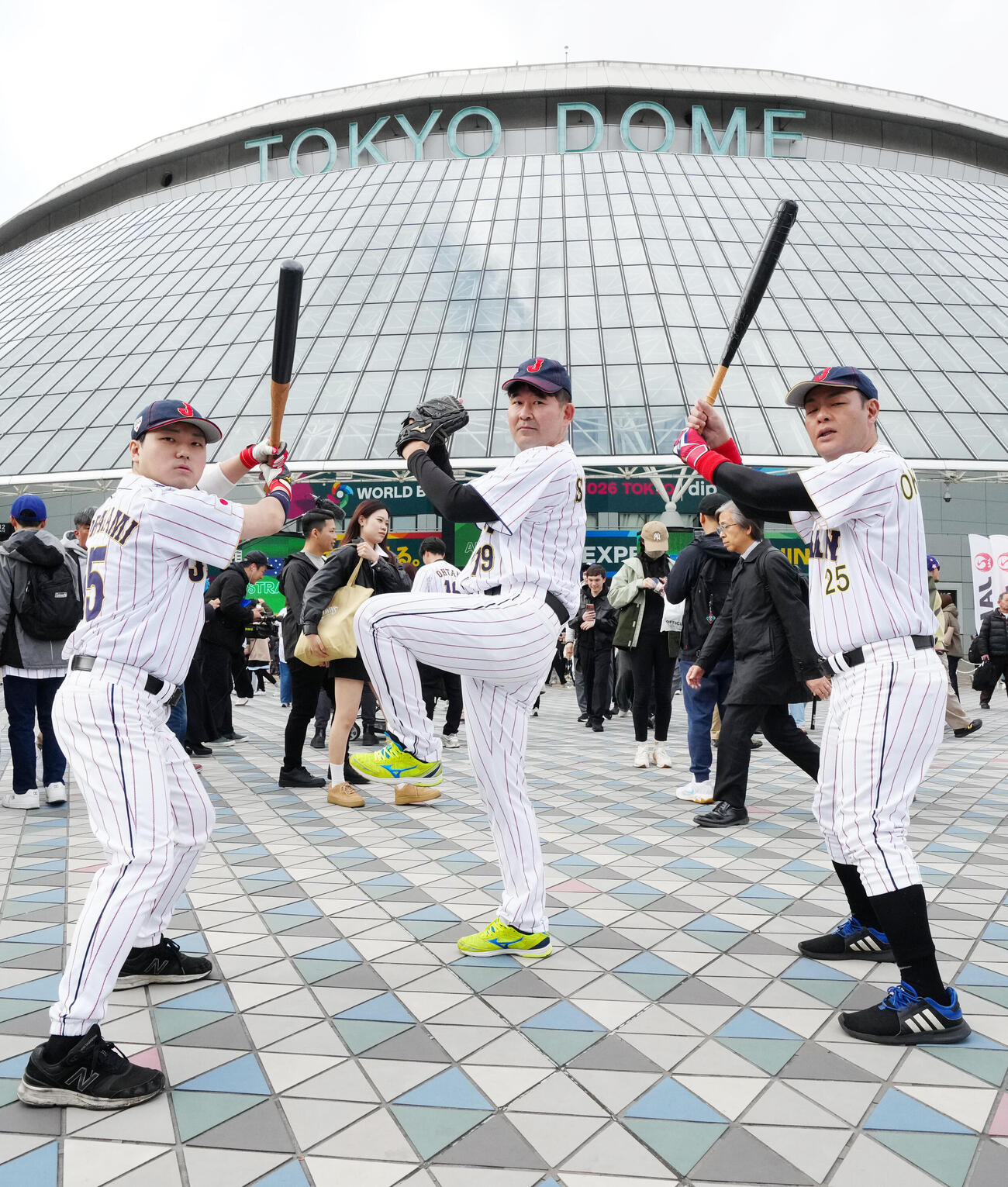 台湾対日本　試合前、東京ドーム外周で写真に納まる「ものまねJAPAN」のメンバー（撮影・江口和貴）