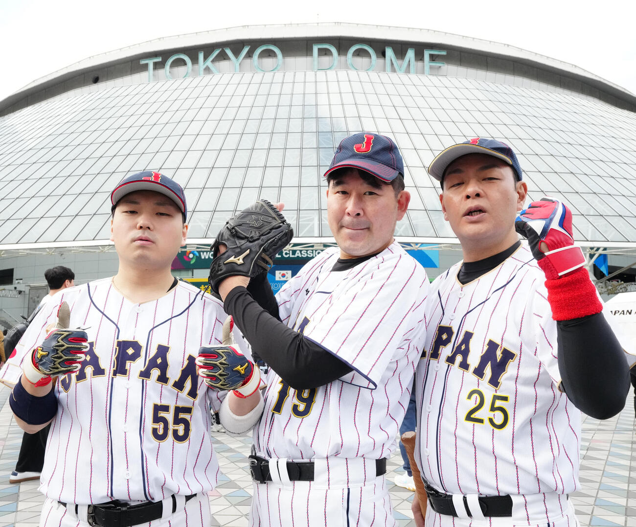 台湾対日本　試合前、東京ドーム外周でものまねする「ものまねJAPAN」のメンバー（撮影・江口和貴）