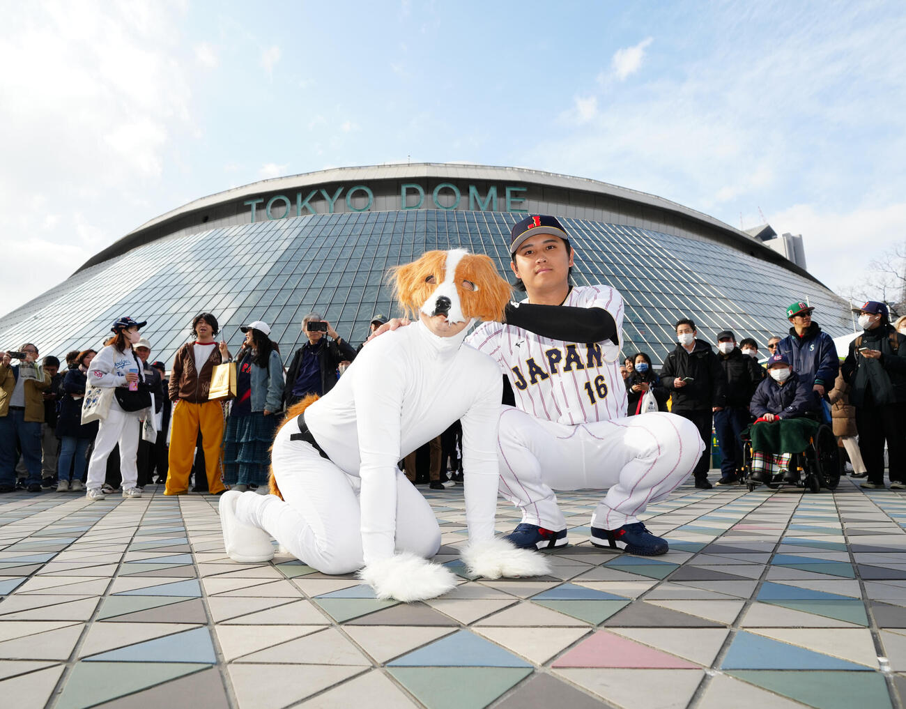 台湾対日本　試合前、東京ドーム外周で写真に納まる大谷似翔平（右）と「デコピン」に扮（ふん）するピークゆくた！（撮影・江口和貴）