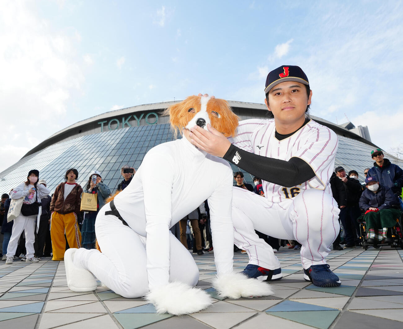 台湾対日本　試合前、東京ドーム外周で写真に納まる大谷似翔平（右）と「デコピン」に扮（ふん）するピークゆくた！（撮影・江口和貴）