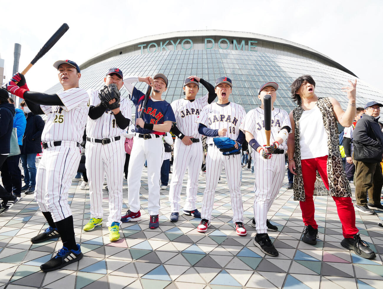 台湾対日本　試合前、東京ドーム外周で写真に納まる「ものまねJAPAN」のメンバー。右端はB’z稲葉浩志の歌まねをするNASUMI（撮影・江口和貴）