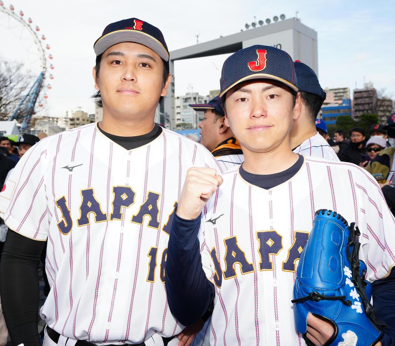 台湾対日本　試合前、東京ドーム外周で写真に納まる大谷似翔平（左）と山本申伸（撮影・江口和貴）