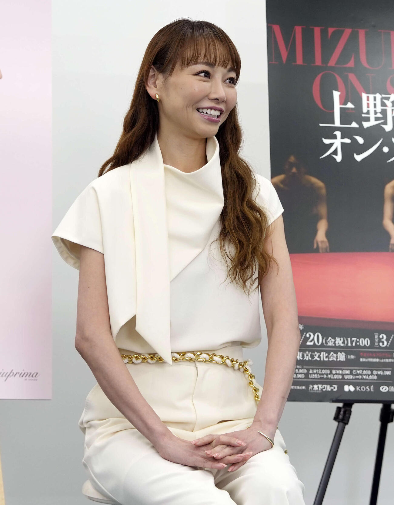 取材会に登場し笑顔を見せる上野水香（撮影・小島史椰）
