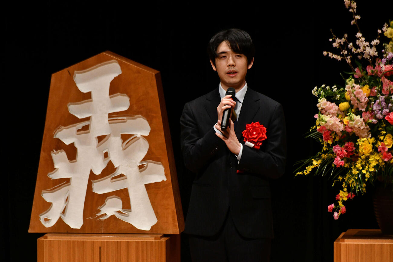 かど番で迎えた王将戦第5局の前夜祭で決意を述べる藤井聡太王将