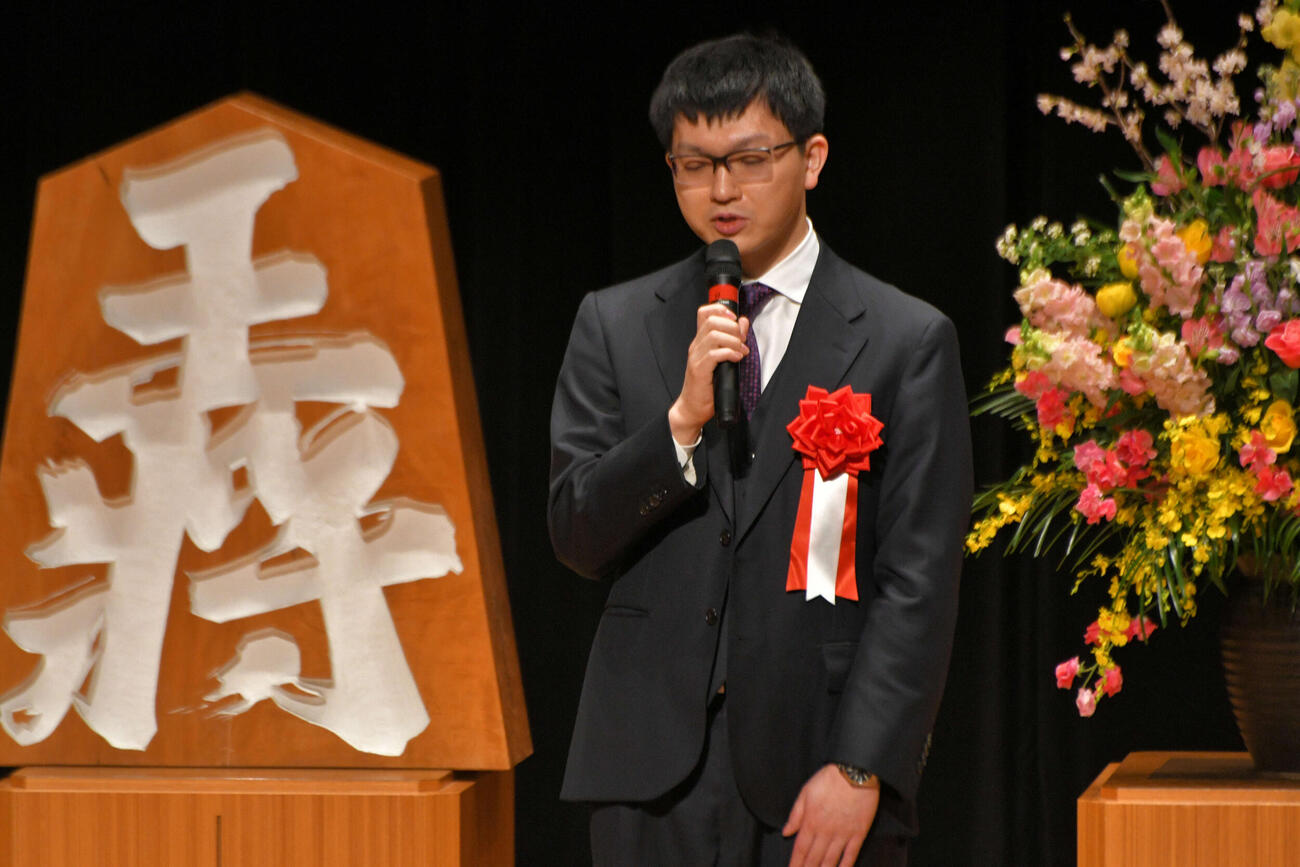 王将戦第5局の前夜祭で対局への決意を述べる永瀬拓矢九段