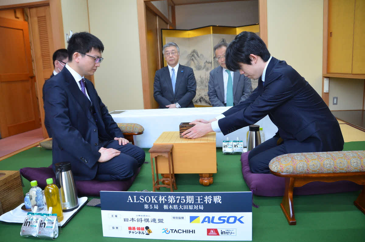 王将戦第5局の前日検分を行った永瀬拓矢九段（左）と藤井聡太王将（日本将棋連盟提供）