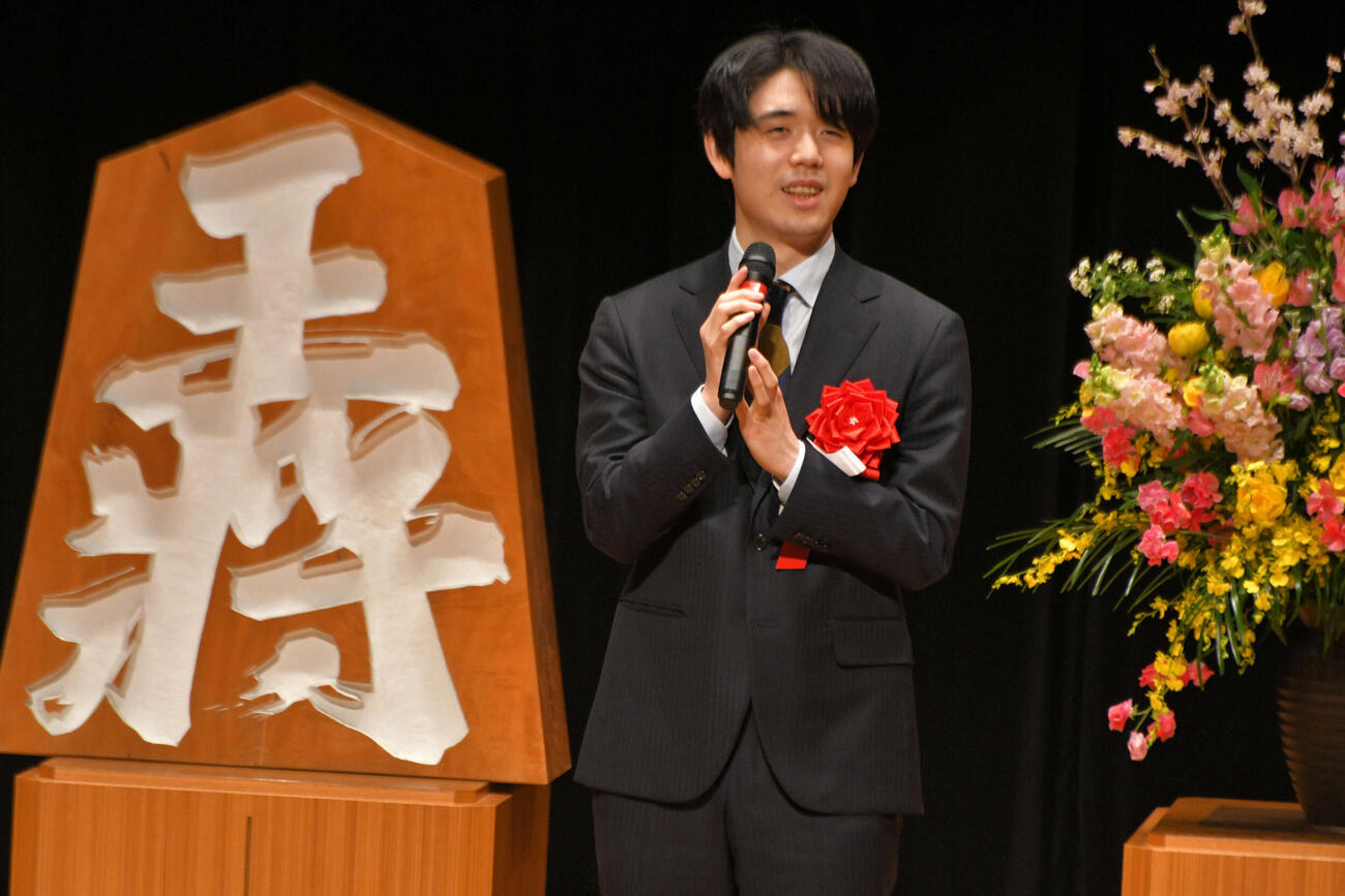 王将戦第5局の前夜祭で対局への決意を表明した藤井聡太王将