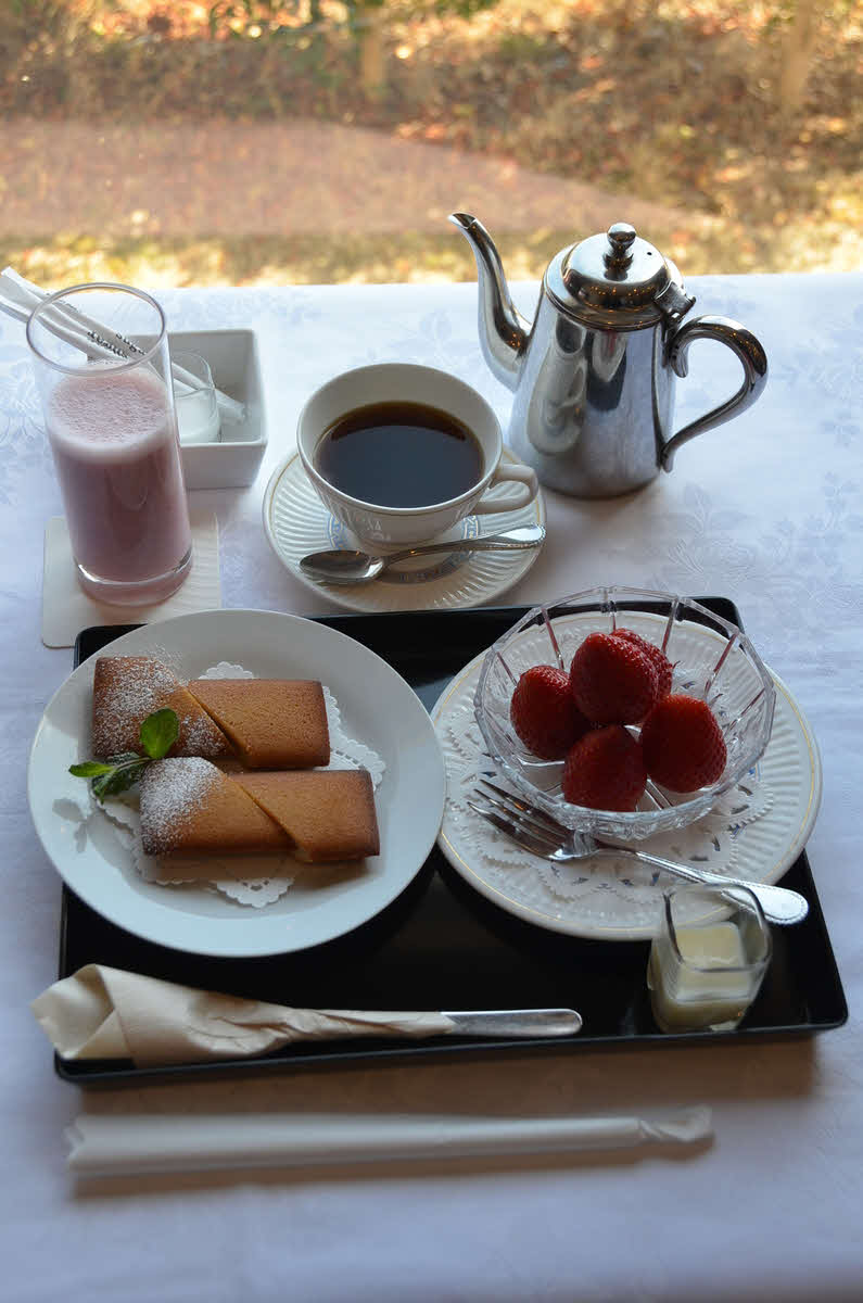 永瀬拓矢九段の初日午前のおやつは地元産のブランドいちご「とちあいか」の練乳添えといちごジュース、フィナンシェ、ホットコーヒー（日本将棋連盟提供）