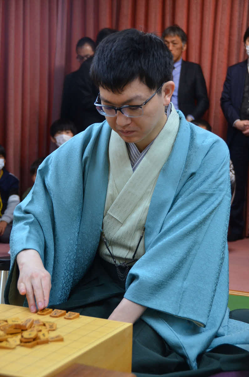 初の王将獲得まであと1勝に迫った挑戦者の永瀬拓矢九段（日本将棋連盟提供）