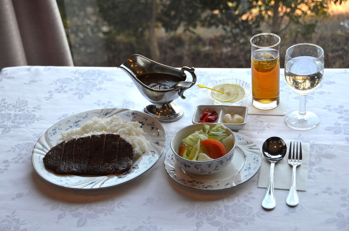 藤井聡太王将の初日ランチは「与一和牛すじカレー・スペシャル」と「アイスティー」（日本将棋連盟提供）