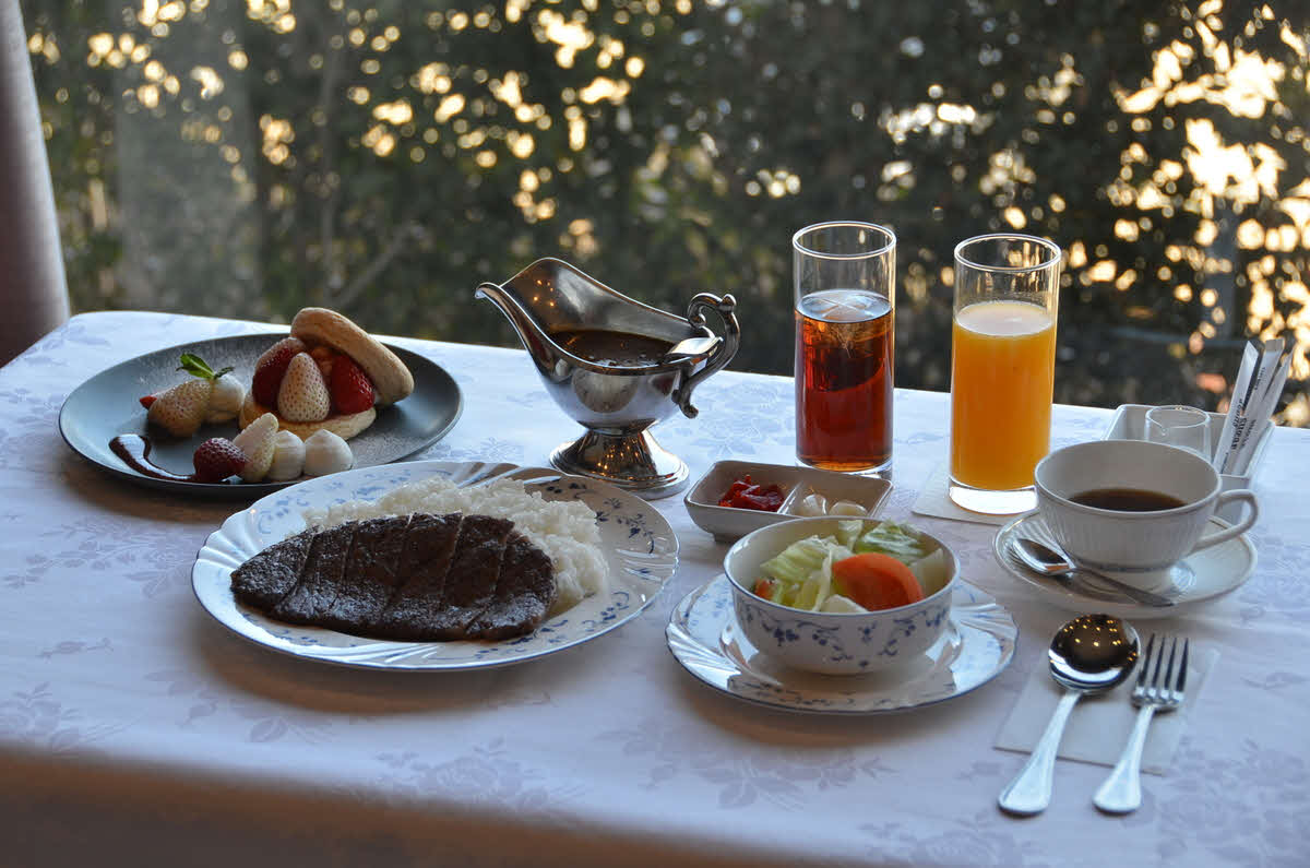 永瀬拓矢九段の初日午前のランチは「与一和牛すじカレー・スペシャル」と、とちあいかとフルーツ3種の盛り合わせ、ホットコーヒー、フレッシュオレンジジュース、アイスウーロン茶（日本将棋連盟提供）