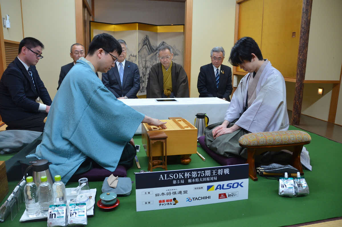 王将戦第5局は挑戦者の永瀬拓矢九段（左）の先手で対局開始（右は後手の藤井聡太王将、日本将棋連盟提供）