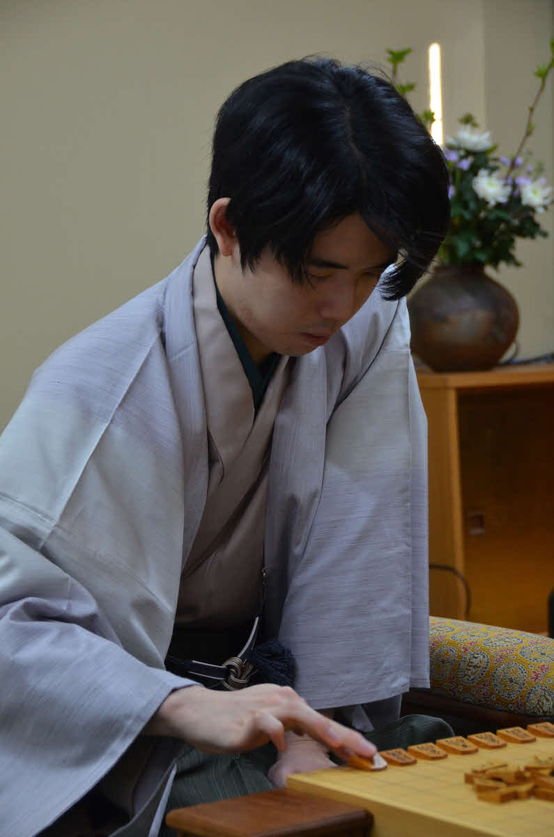 1勝3敗と2日制7番勝負で初めてかど番に立たされた藤井聡太王将（日本将棋連盟提供）