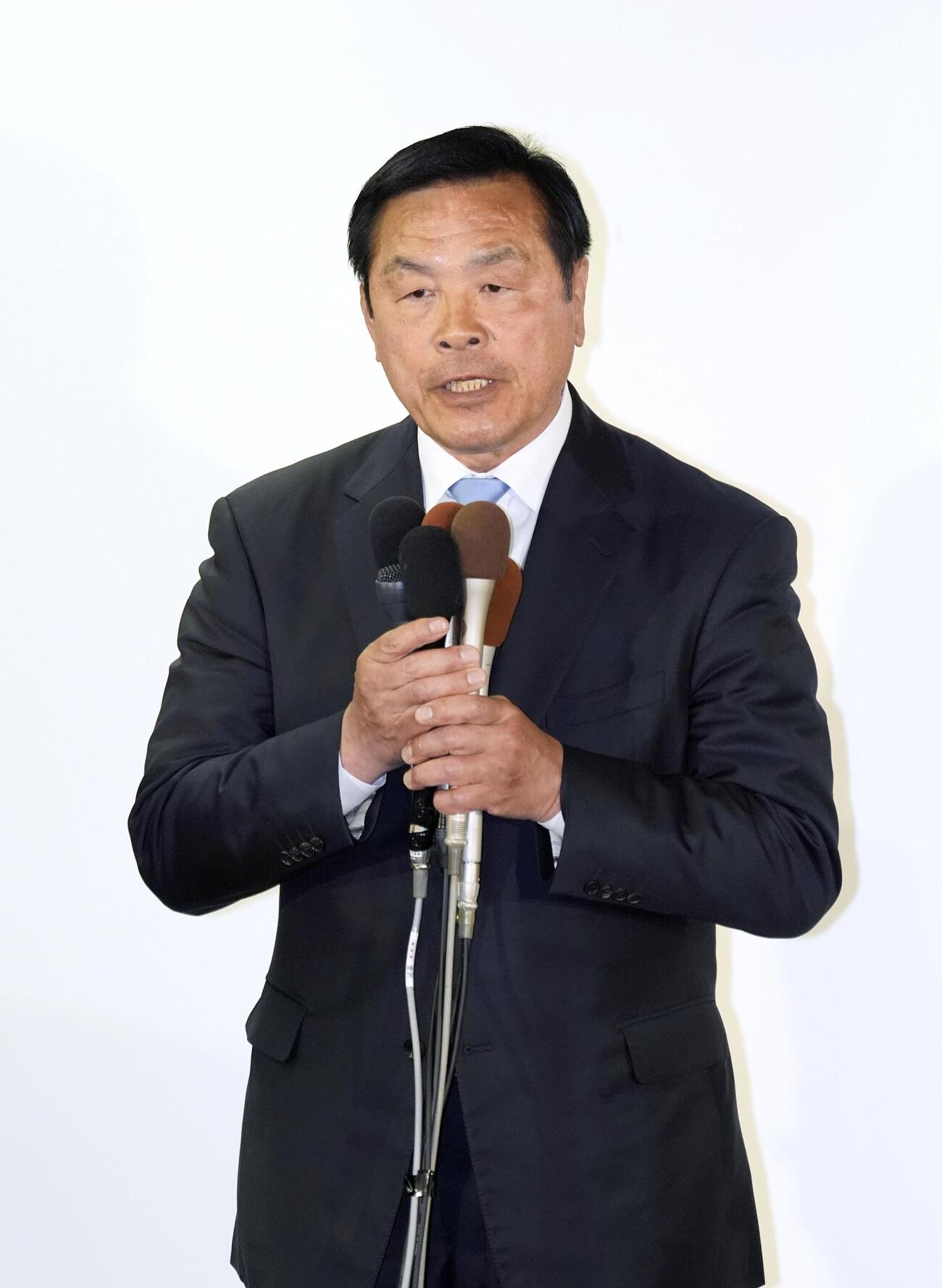 石川県知事選で落選が確実となり、敗戦の弁を述べる馳浩氏（共同）