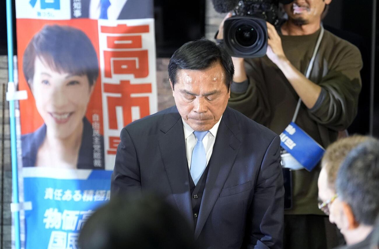 石川県知事選で敗北が確実となり、支持者らに頭を下げる馳浩氏（共同）
