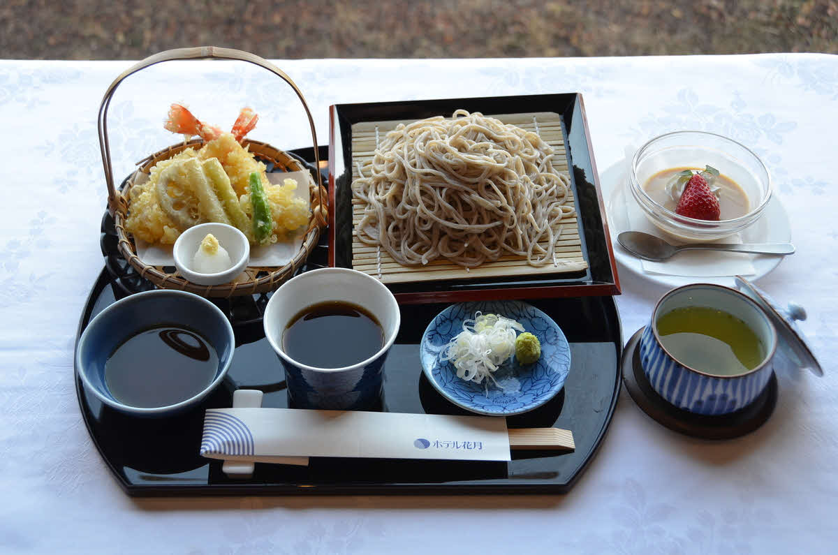 藤井聡太王将の2日目の勝負メシは手打ち天婦羅蕎麦と煎茶（日本将棋連盟提供）