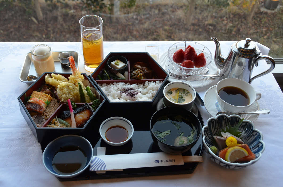 永瀬拓矢九段の2日目の勝負メシは懐石弁当「芭蕉」、ホットコーヒー、アイスウーロン茶、いちご「とちあいか」練乳添え、蜂巣小プリン（日本将棋連盟提供）