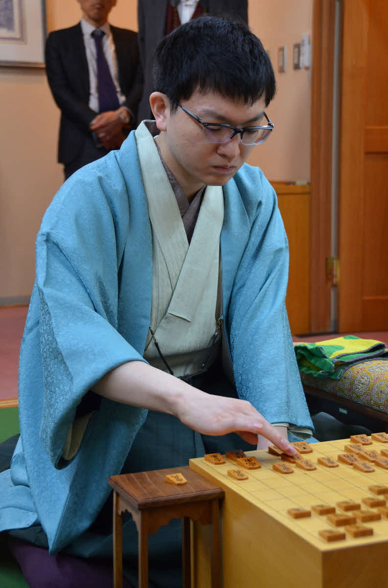 主導権を奪って攻めを進めたい永瀬拓矢九段（日本将棋連盟提供）