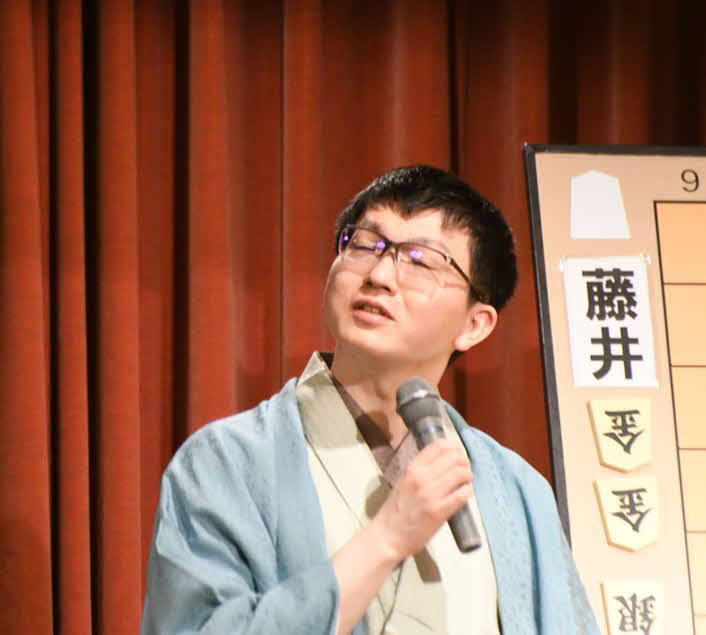 大盤解説会場で対局を振り返る永瀬拓矢九段