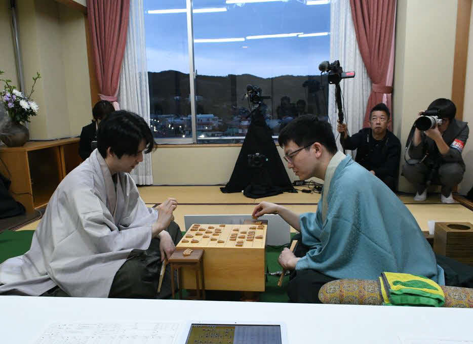 王将戦第5局は藤井聡太王将（左）が永瀬拓矢九段（右）に逆転勝ち