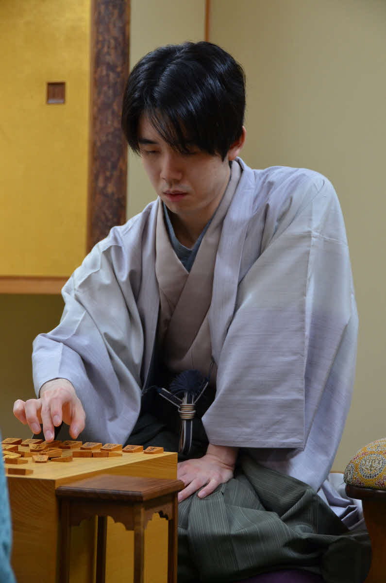 1勝3敗のかど番をしのぎたい藤井聡太王将（日本将棋連盟提供）
