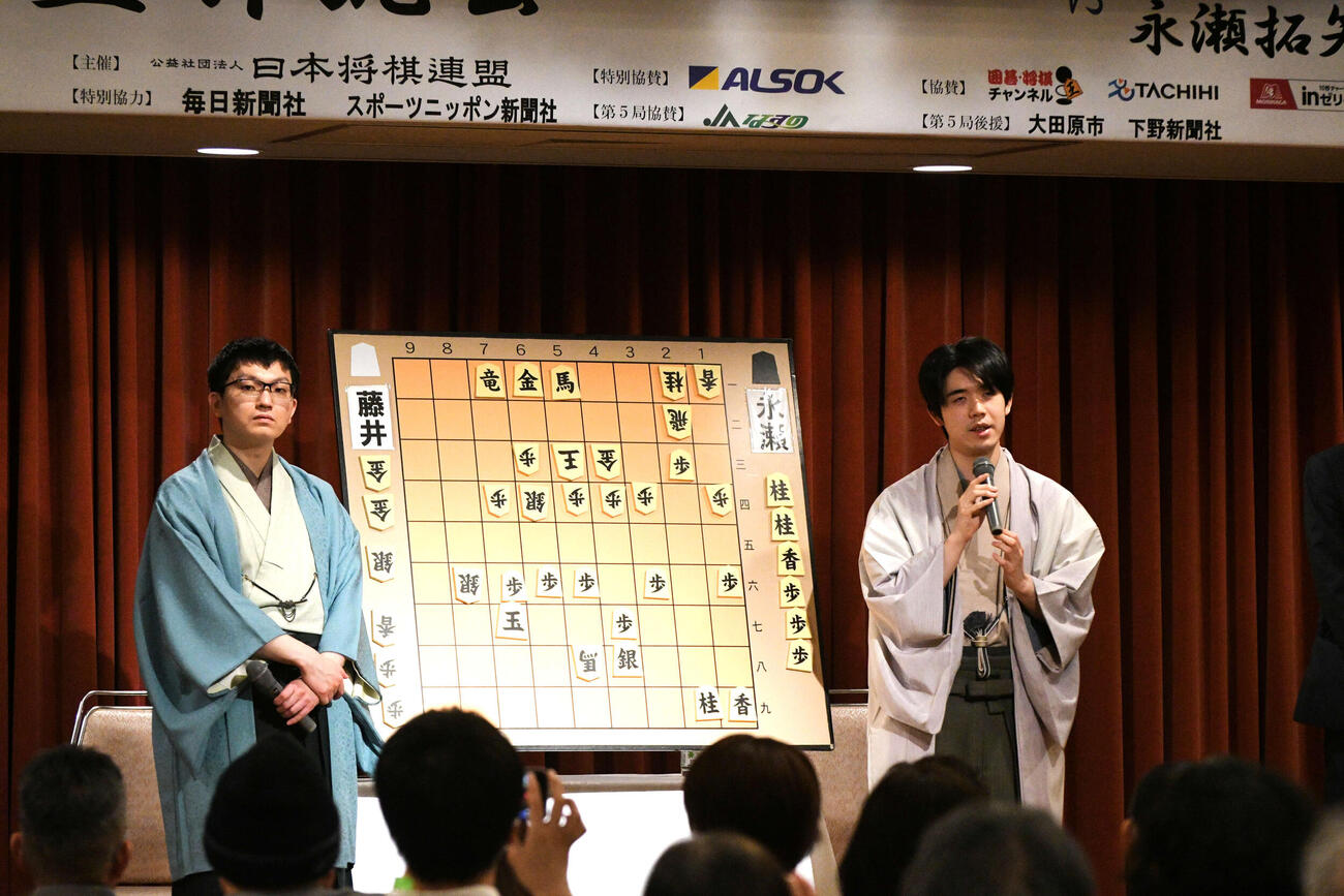 大盤解説会場で対局を振り返る永瀬拓矢九段（左）と藤井聡太王将（右）