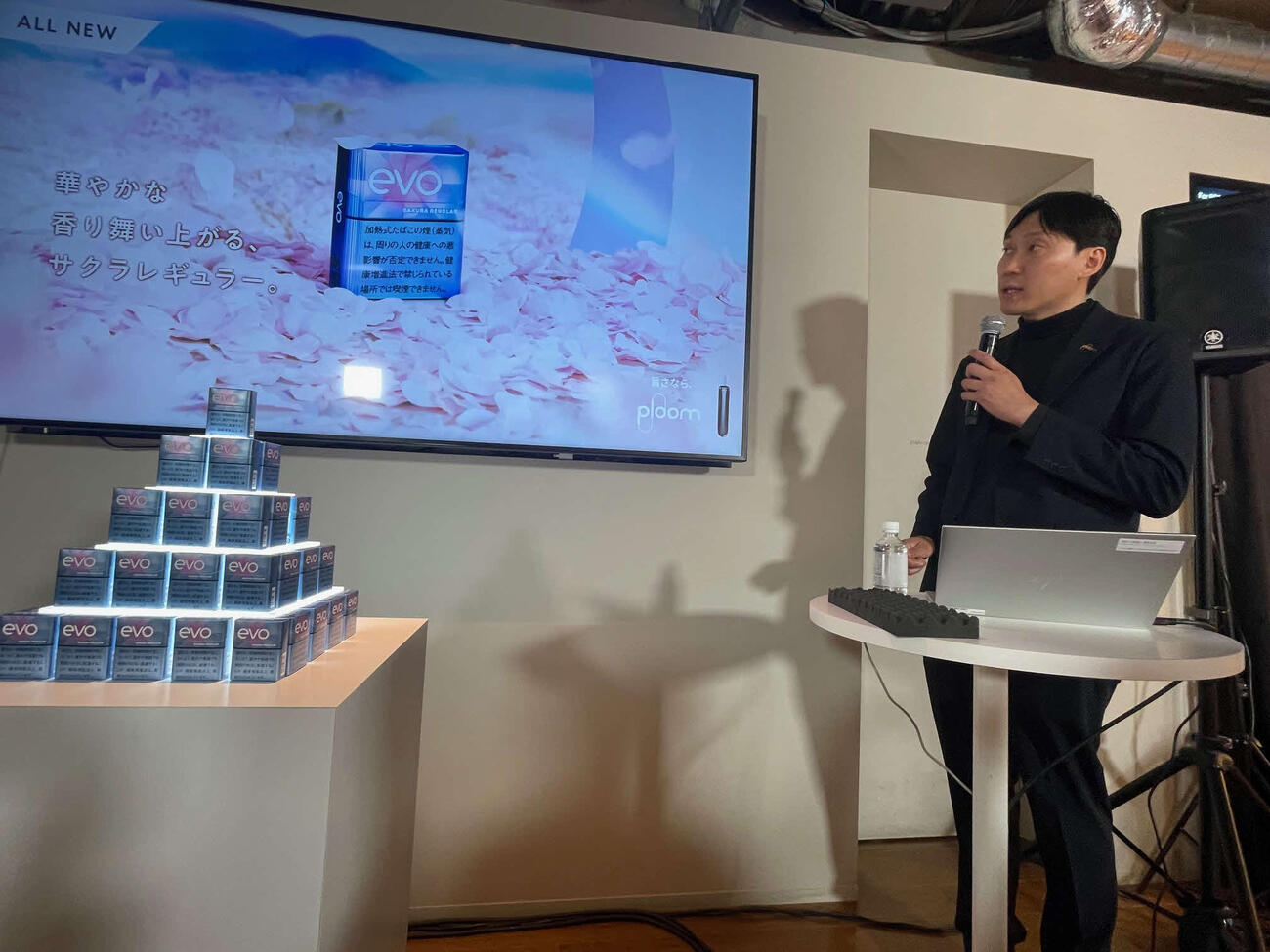 『EVO』投票キャンペーン結果および全国発売フレーバー発表会」に登壇したJT商品企画部ブランドマネジャーのオン・エディさん