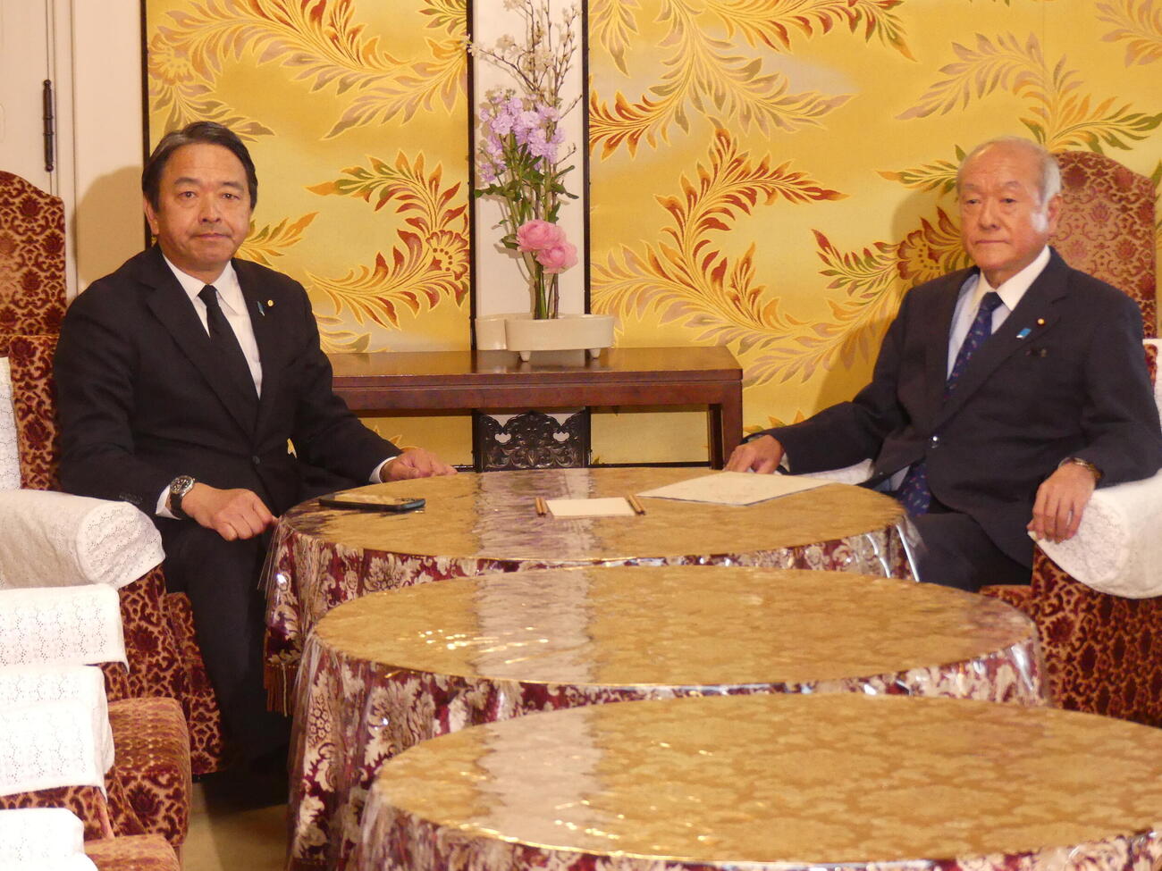 会談に臨む自民党の鈴木俊一幹事長（右）と国民民主党の榛葉賀津也幹事長（撮影・中山知子）