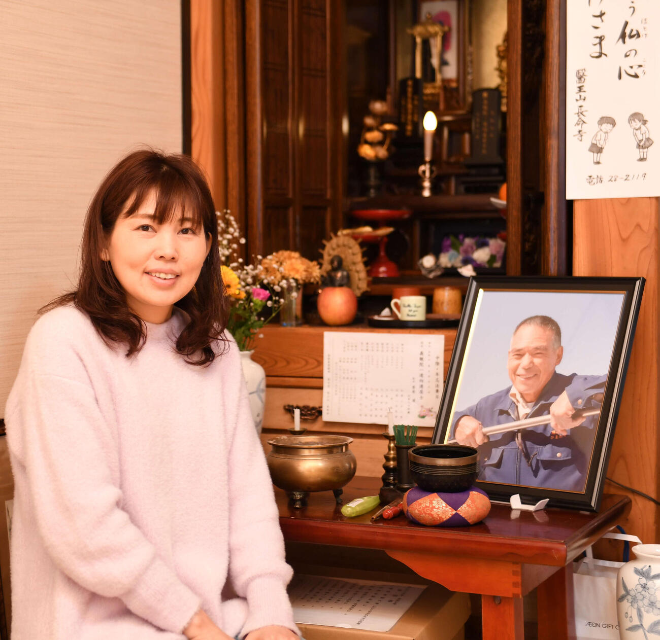 菅原進船長の仏壇の前に座る美希恵さん