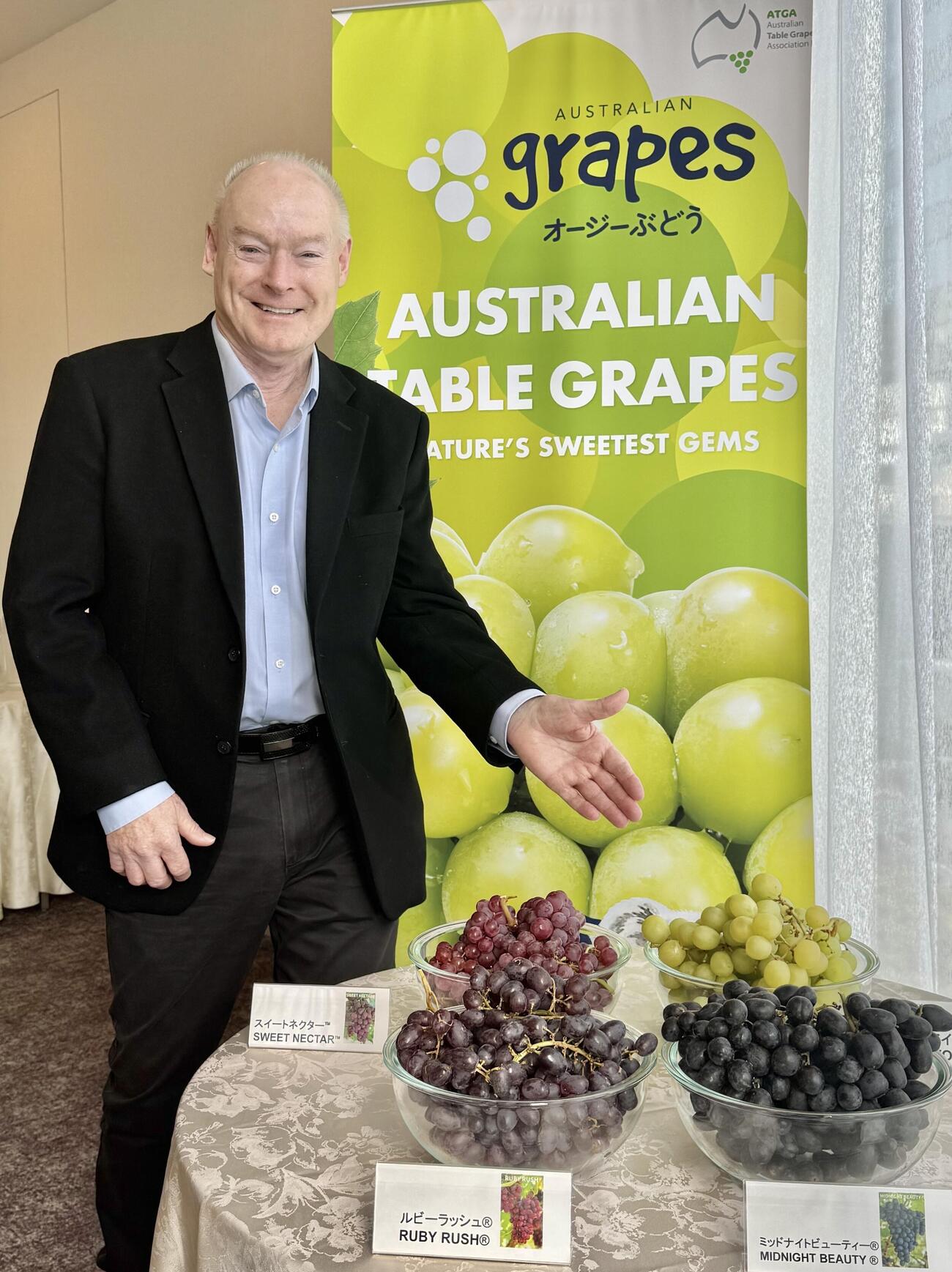 4種類のぶどうを紹介するオーストラリア生食用ぶどう協会（ATGA）のジェフ・スコットCEO