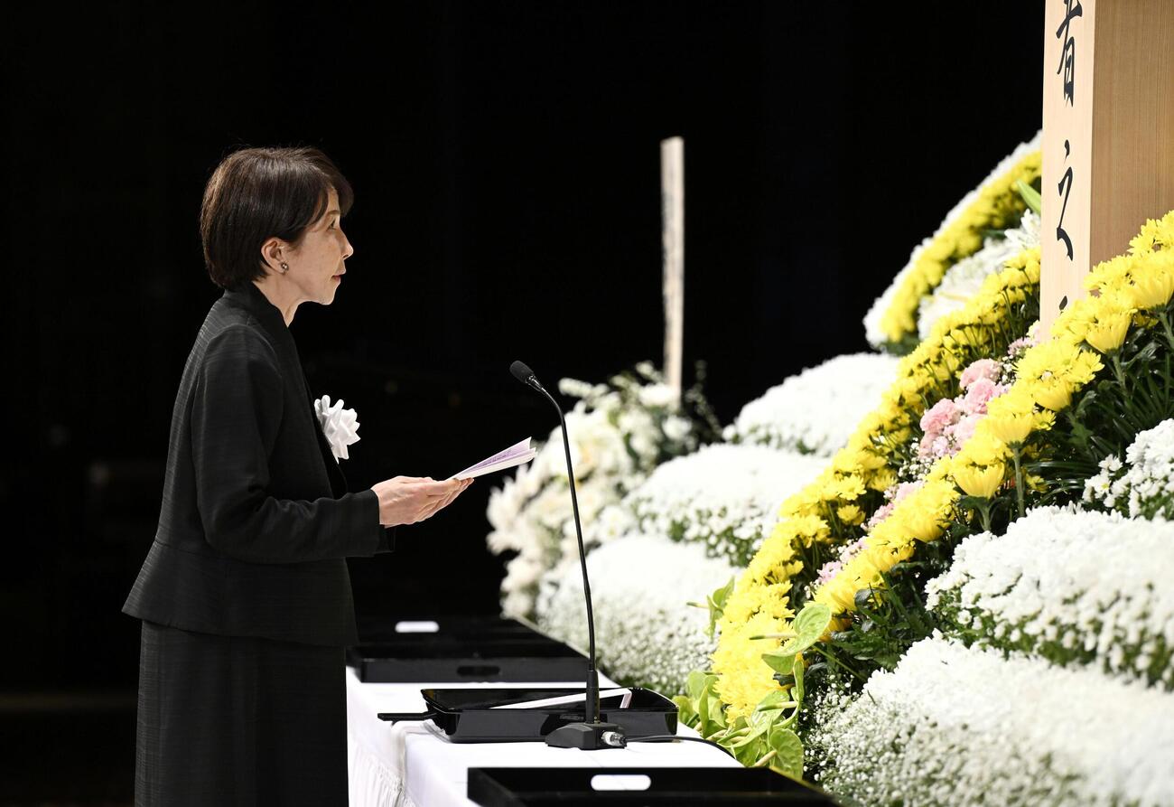 東日本大震災の追悼復興祈念式で式辞を述べる高市首相（共同）