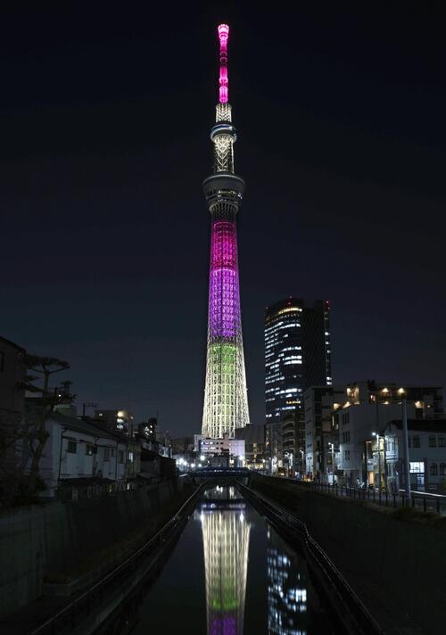 東日本大震災の被災地復興を願うライトアップが実施され、夜空に浮かび上がる東京スカイツリー（共同）