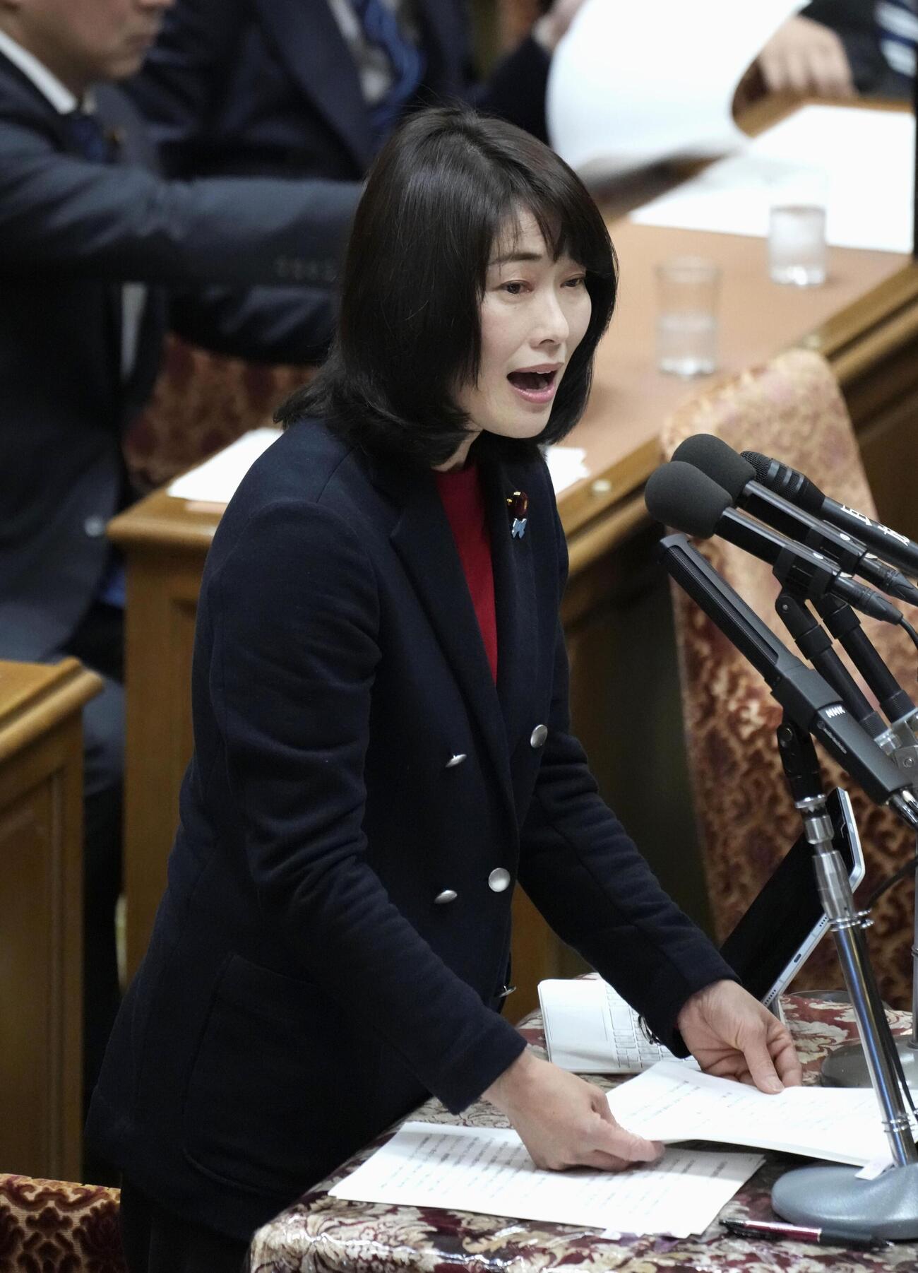 衆院予算委で質問する自民党の丸川珠代氏＝11日午前（共同）
