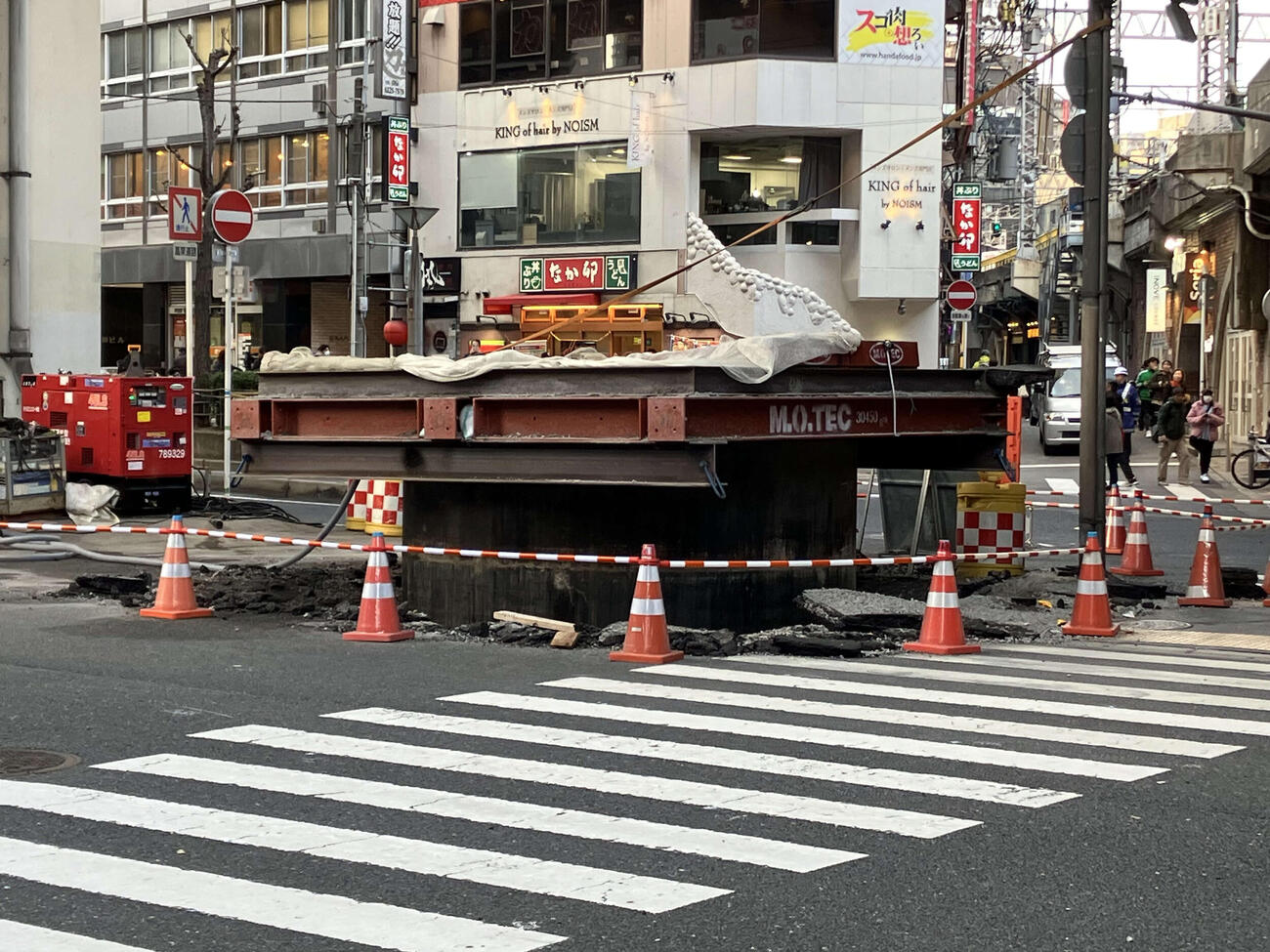 沈める作業が続く直径約5メートルの管（撮影・阪口孝志）