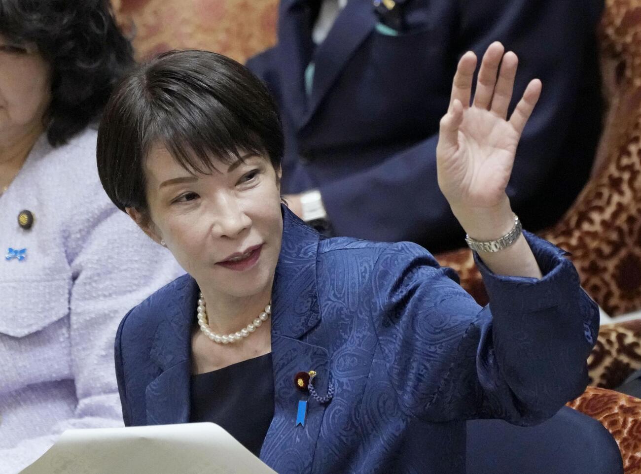 衆院予算委の集中審議で答弁のため挙手する高市首相（共同）