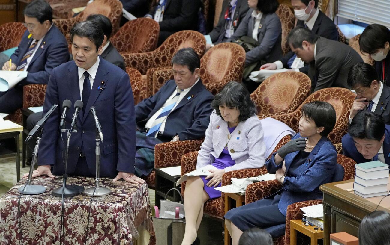 衆院予算委で自身に関する報道について答弁する松本文科相。右は高市首相＝12日午前（共同）
