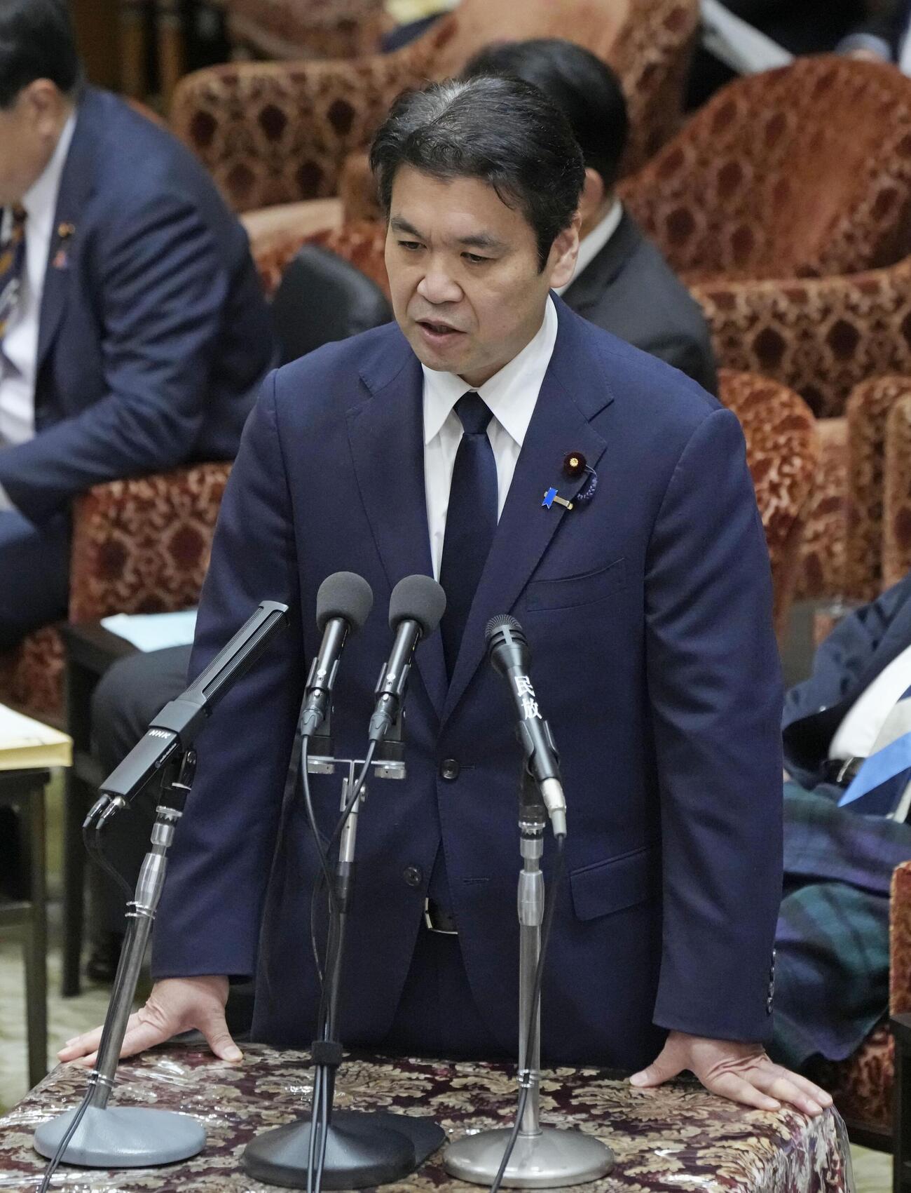 衆院予算委で自身に関する報道について答弁する松本文科相＝12日午前（共同）