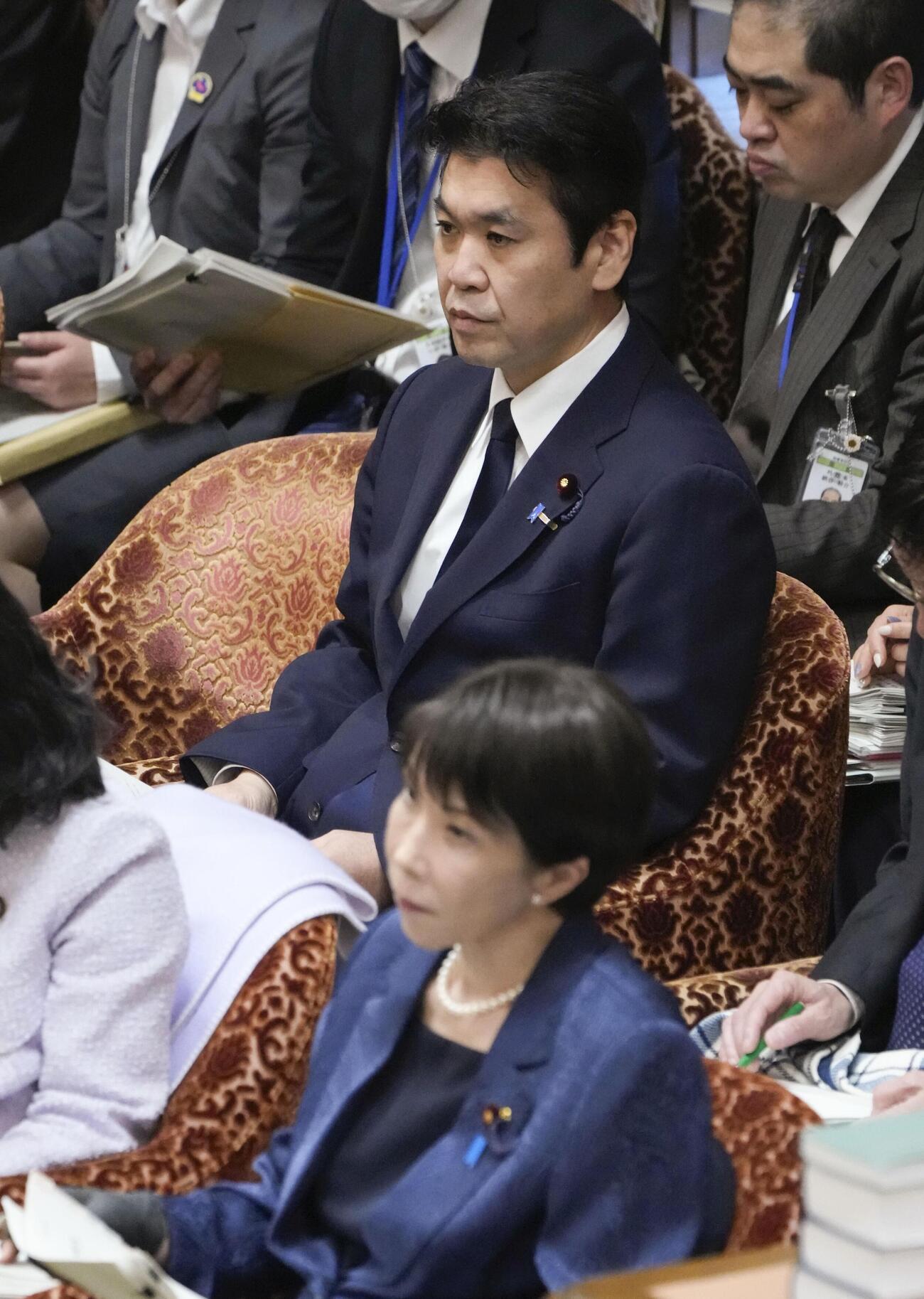 衆院予算委に臨む松本文科相。下は高市首相＝12日午前（共同）