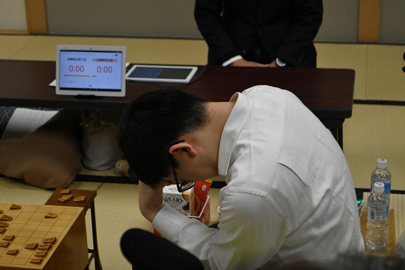 斎藤慎太郎八段に敗れて終局後しばらくうずくまる永瀬拓矢九段