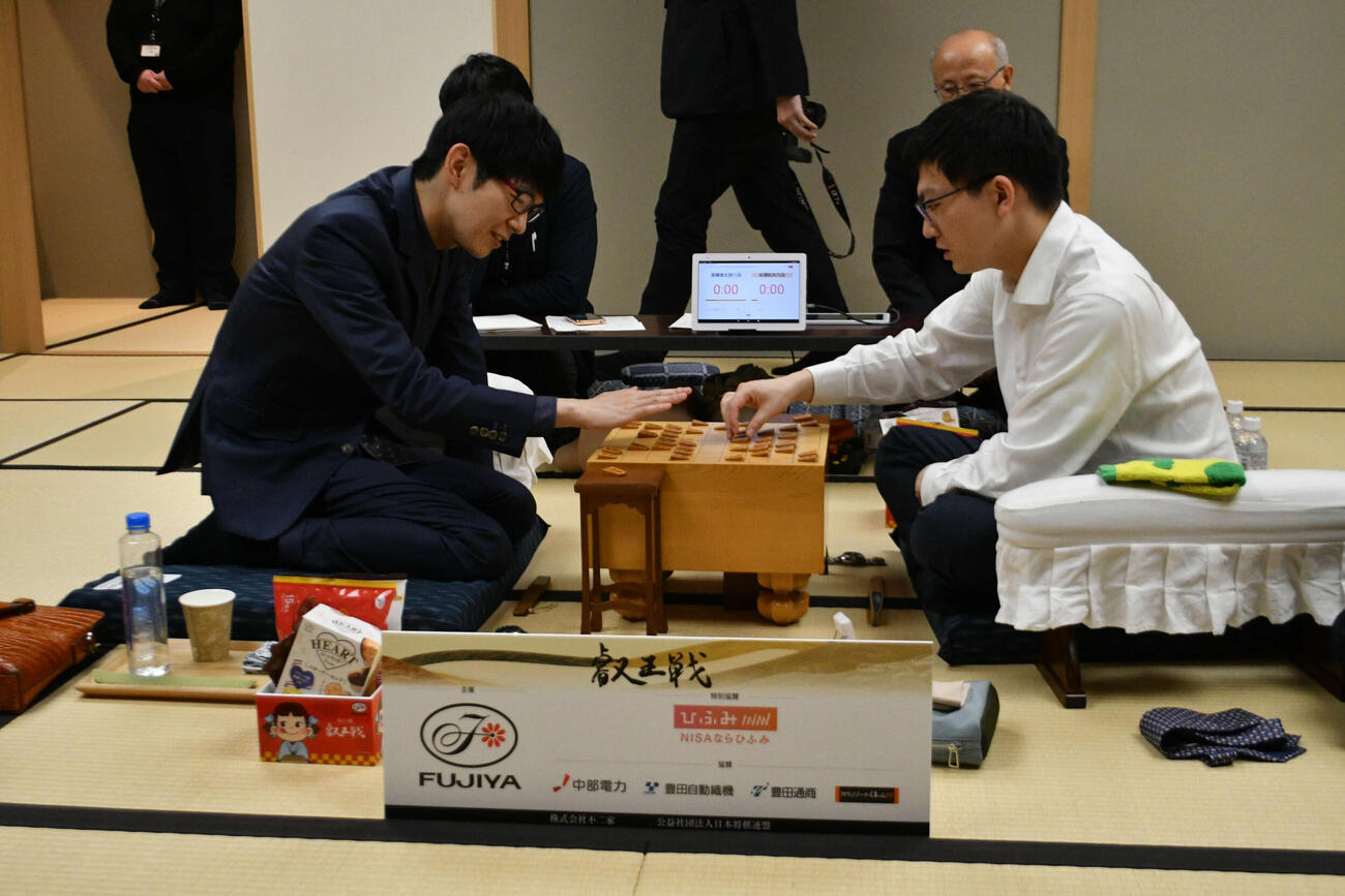斎藤慎太郎八段（左）は難解な中盤を抜け出して永瀬拓矢九段（右）を下し2年連続で叡王戦挑戦権を獲得