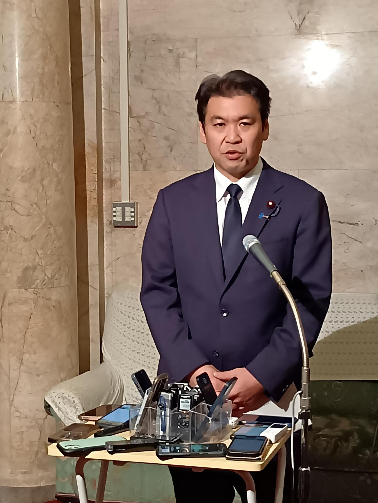 週刊文春の報道に関して取材に応じる松本洋平文科相
