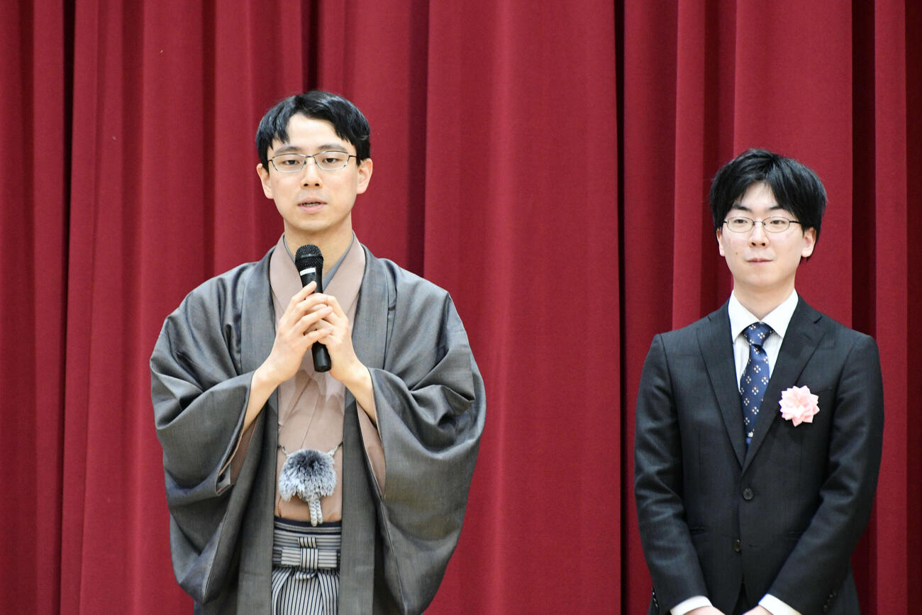 囲碁の打ち初め式で棋士代表として新年の抱負を語る一力遼棋聖（左）右は芝野虎丸十段（2026年1月撮影）